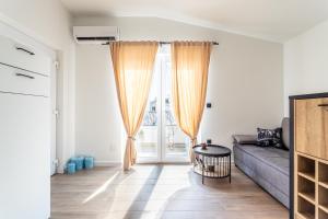 Studio Petar with private parking and balcony near the beach