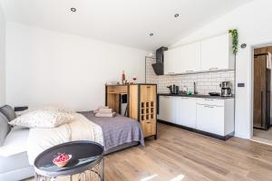 Studio Petar with private parking and balcony near the beach