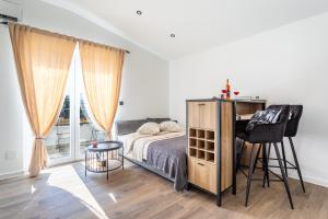 Studio Petar with private parking and balcony near the beach