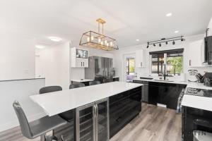 Modern 5BR Home Near Lions Gate with Glass Deck and BBQ