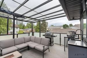 Modern 5BR Home Near Lions Gate with Glass Deck and BBQ
