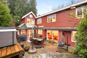 Elegant 6BR Estate - Private Backyard with Hot Tub