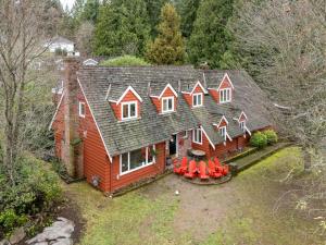 Elegant 6BR Estate - Private Backyard with Hot Tub