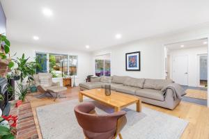 Elegant 6BR Estate - Private Backyard with Hot Tub