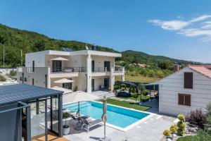 Countryside family villa with pool Zmina