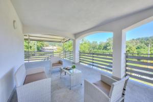 Sunflower Terrace: Duplex for 4, Walk to Lake + Parking - Happy Rentals