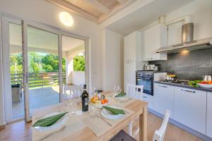 Sunflower Terrace: Duplex for 4, Walk to Lake + Parking - Happy Rentals
