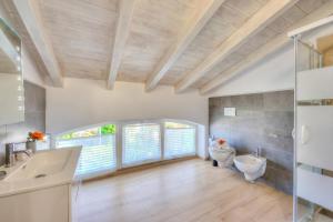 Sunflower Terrace: Duplex for 4, Walk to Lake + Parking - Happy Rentals