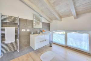 Sunflower Terrace: Duplex for 4, Walk to Lake + Parking - Happy Rentals