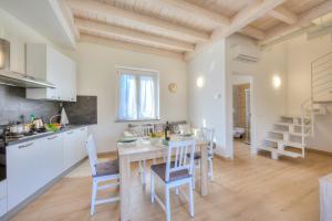 Sunflower Terrace: Duplex for 4, Walk to Lake + Parking - Happy Rentals