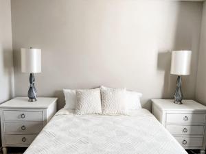 10 Min to Downtown - Pet-friendly, TV with Parking