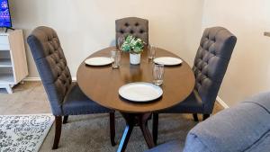10 Min to Downtown - Pet-friendly, TV with Parking