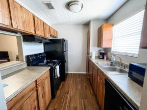 10 Min to Downtown - Pet-friendly, TV with Parking