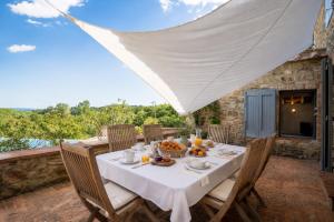 Private Tuscan Villa with Infinity Pool & Views