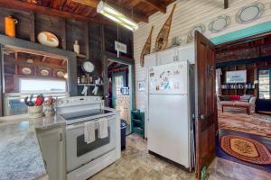 Spacious Waterfront Estate & Cabins W Porch, Fireplace, Kayaks & Free WiFi