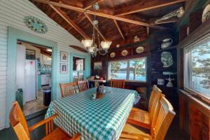 Spacious Waterfront Estate & Cabins W Porch, Fireplace, Kayaks & Free WiFi