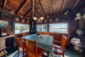 Spacious Waterfront Estate & Cabins W Porch, Fireplace, Kayaks & Free WiFi