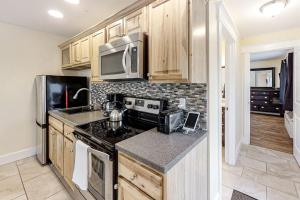 New Riverfront Condo in Sheepscot Harbour - Walk to Famed Seafood Eatery