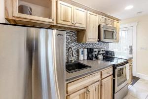 New Riverfront Condo in Sheepscot Harbour - Walk to Famed Seafood Eatery