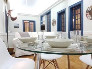 Errathens Aegean Apartment - Athens Center, 5 BD, 2 BATH - Casas de férias, Athens