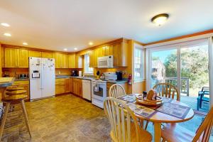 Comfortable home near the beach - dog-friendly - full kitchen & washerdryer