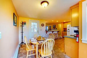 Comfortable home near the beach - dog-friendly - full kitchen & washerdryer