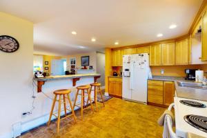 Comfortable home near the beach - dog-friendly - full kitchen & washerdryer