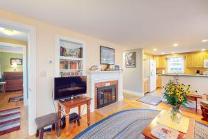 Comfortable home near the beach - dog-friendly - full kitchen & washerdryer
