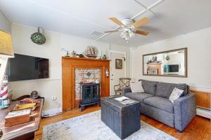 Nautical vacation rental in in walkable downtown with harbor view, grill & deck