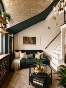 Exclusive Eclectic Masterpiece Perfect Apartment Green Lion ! Street View AC WiFi Parking Elevator