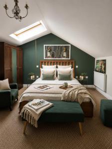 Exclusive Eclectic Masterpiece Perfect Apartment Green Lion ! Street View AC WiFi Parking Elevator