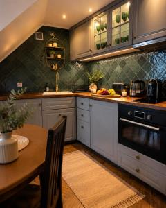 Exclusive Eclectic Masterpiece Perfect Apartment Green Lion ! Street View AC WiFi Parking Elevator