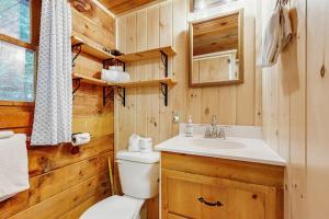 Waterfront cabin with amazing views from the deck & lake access