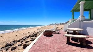 Comfortable Beachfront Condo Las Olas II 1