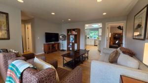 3BR 2BA Beacon Hill Backyard Oasis -Firepit,BBQ Deck, Workspaces and Parking