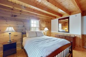 Relaxing three-bedroom dog-friendly cabin wfull kitchen, firepit & AC