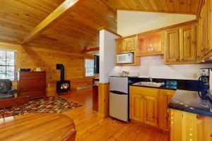 Delightful dog-friendly studio cabin with fireplace, AC & nearby hiking