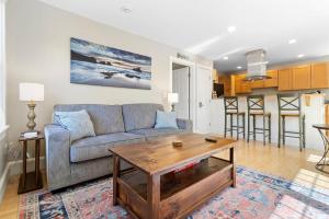 Charming coastal cottage with deck, grill, firepit, and jetted tub