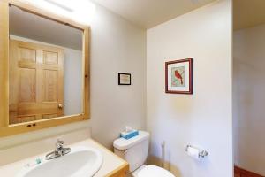 Relaxing three-bedroom dog-friendly cabin wfull kitchen, firepit & AC