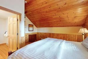 Relaxing three-bedroom dog-friendly cabin wfull kitchen, firepit & AC