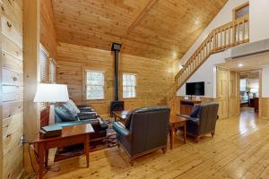Idyllic three-bedroom dog-friendly cabin wfull kitchen, fireplace & hiking