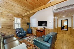 Cabin surrounded in nature walks, equipped with kitchen, fireplace, AC