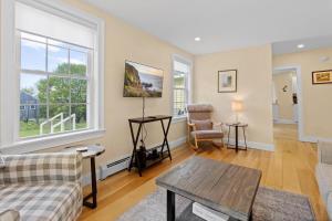 Puffins Perch, romantic waterfront Maine cottage