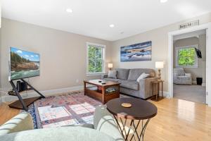 Charming coastal cottage with deck, grill, firepit, and jetted tub