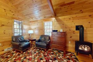 Delightful dog-friendly studio cabin with fireplace, AC & nearby hiking