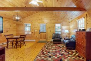 Delightful dog-friendly studio cabin with fireplace, AC & nearby hiking