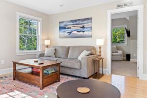 Charming coastal cottage with deck, grill, firepit, and jetted tub
