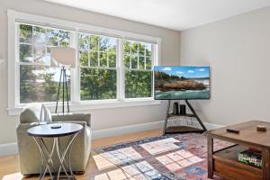 Charming coastal cottage with deck, grill, firepit, and jetted tub
