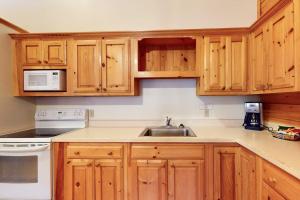 Relaxing three-bedroom dog-friendly cabin wfull kitchen, firepit & AC