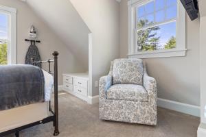 Charming coastal cottage with deck, grill, firepit, and jetted tub